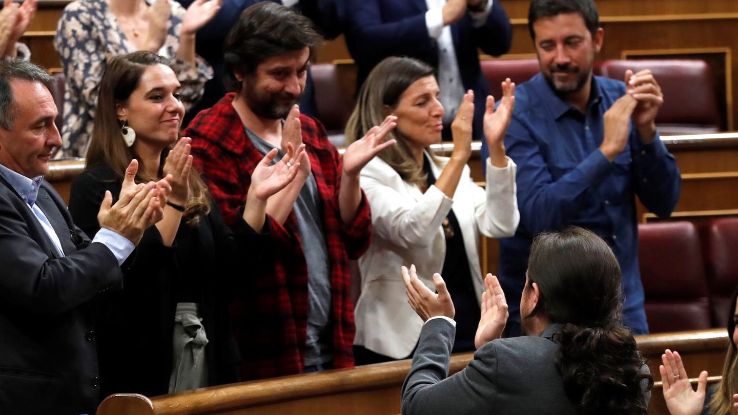 El líder de Unidas Podemos, Pablo Iglesias, es ovacionado por los miembros de su partido. (EFE)