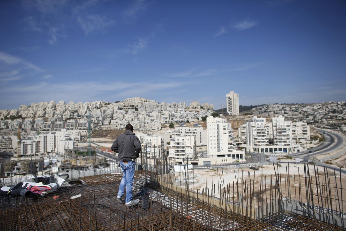 Un obrero palestino trabaja en la colonia judía de Har Homa, en Cisjordania (Reuters).