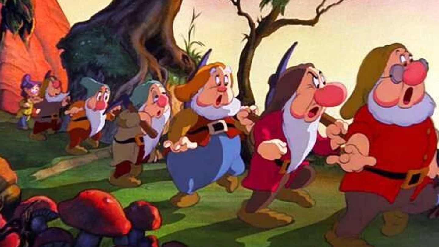 Los enanos saliendo de la mina y cantando su 'Heigh-Ho'. (Disney)