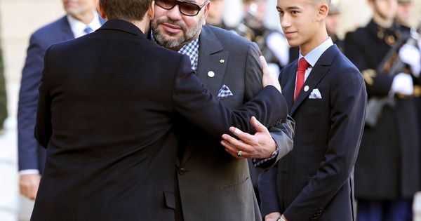 Foto: Marruecos Mohamed VI y el príncipe heredero, Moulay Hassan (d), son recibidos por el presidente de la República francesa, Emmanuel Macron, en París en diciembre de 2017. (EFE) 