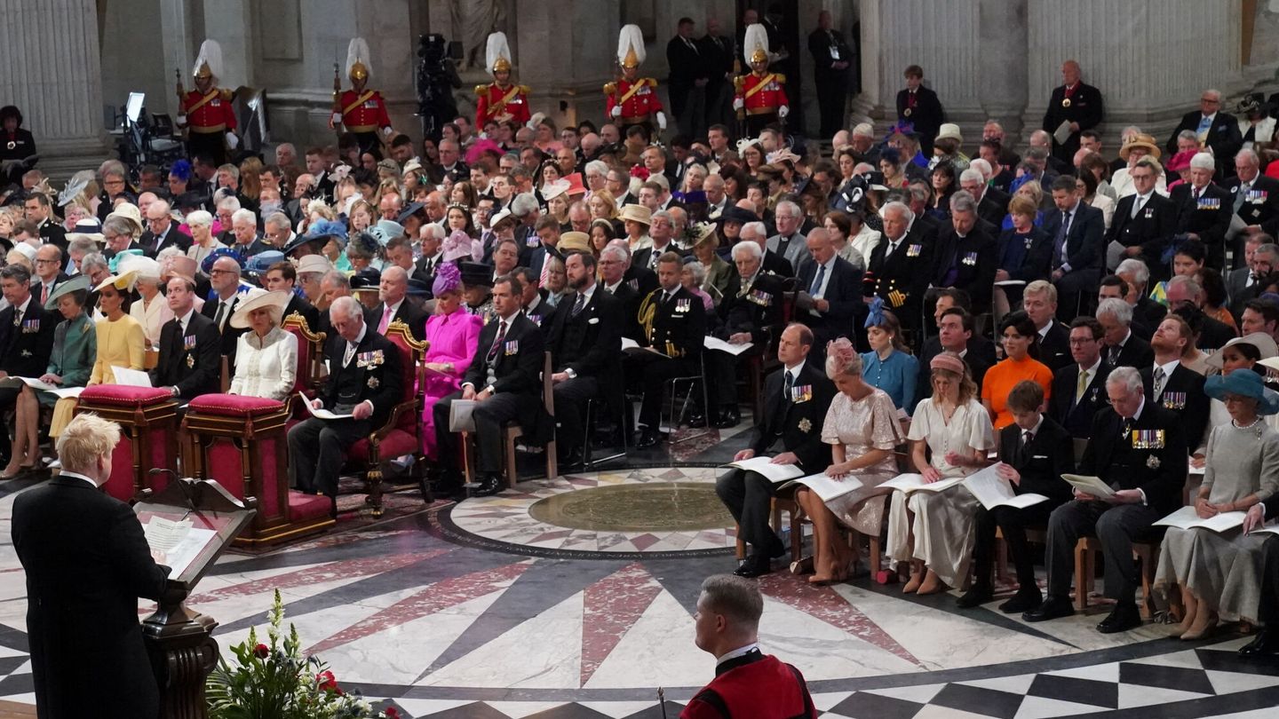 La disposición de la familia real dentro de la catedral de Saint Paul. (Reuters/Pool/Victoria Jones)