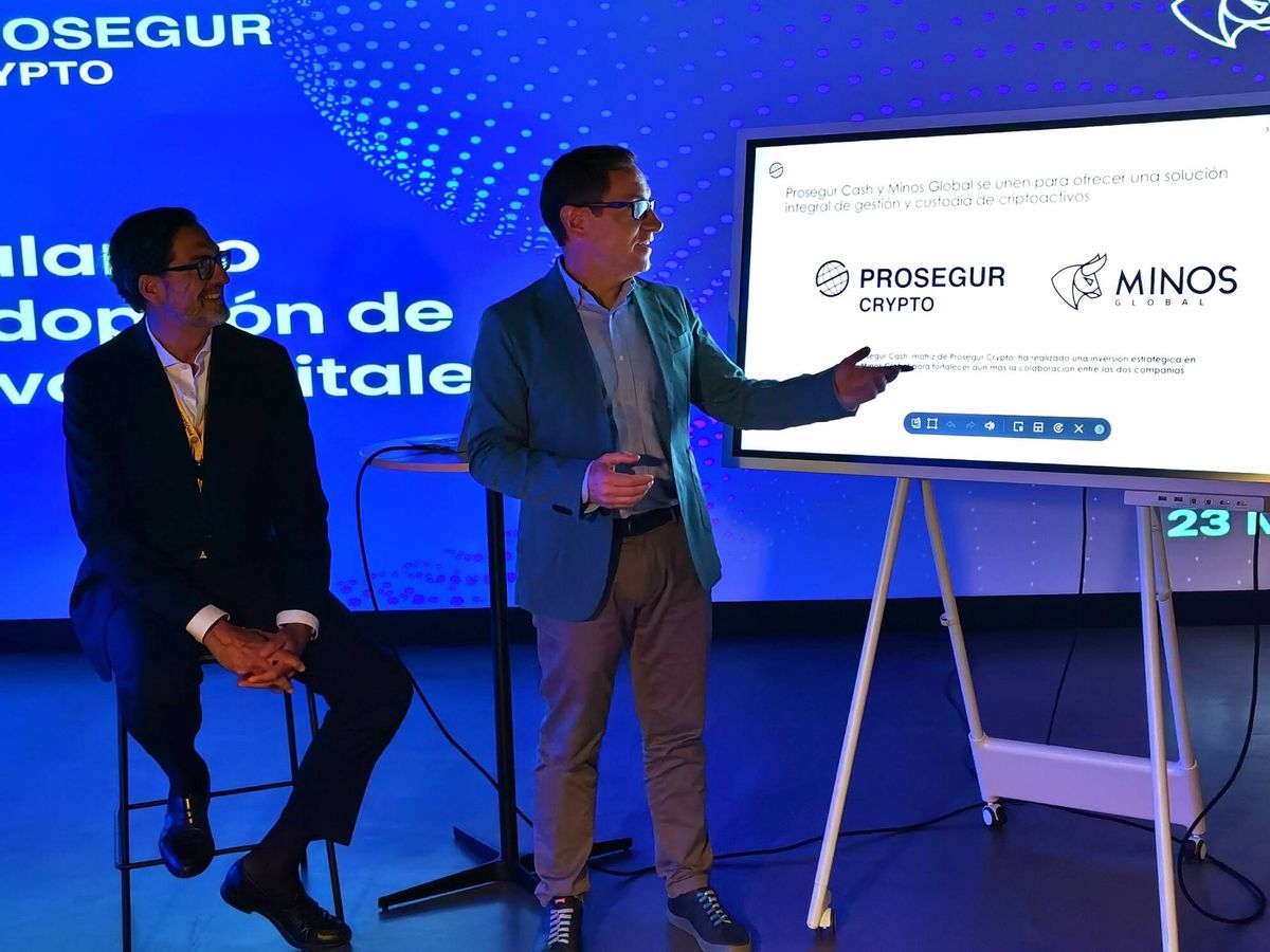 Foto: Alfonso Ayuso, CEO de Minos Global (i), y José Ángel Fernández, 'executive chairman' de Prosegur Crypto (d). 