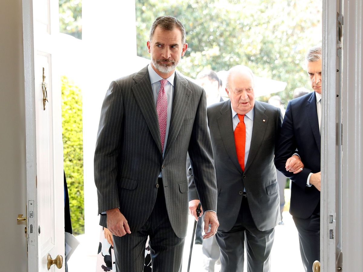 Foto: El rey Felipe VI y su padre, Juan Carlos I, el 22 de mayo de 2018 en la presentación del 'Informe Cotec 2018', en Madrid. (EFE)
