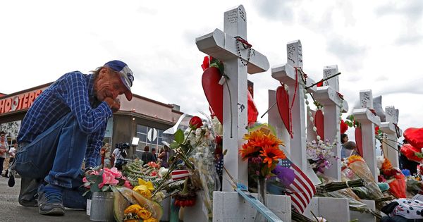 Foto: Antonio Basbo se arrodilla frente a la cruz de su esposa, Margie Reckard, quien falleció en el tiroteo masivo en un supermercado Walmart de El Paso, Texas (EEUU). (EFE)