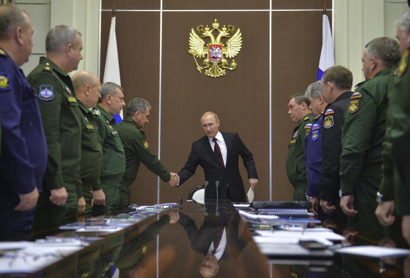 Putin saluda al ministro de Defensa Sergei  durante una reunión en Sochi (Reuters).