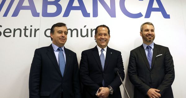 Foto:  El vicepresidente de Abanca, Juan Carlos Escotet (c), junto al CEO y al director financiero. (EFE)