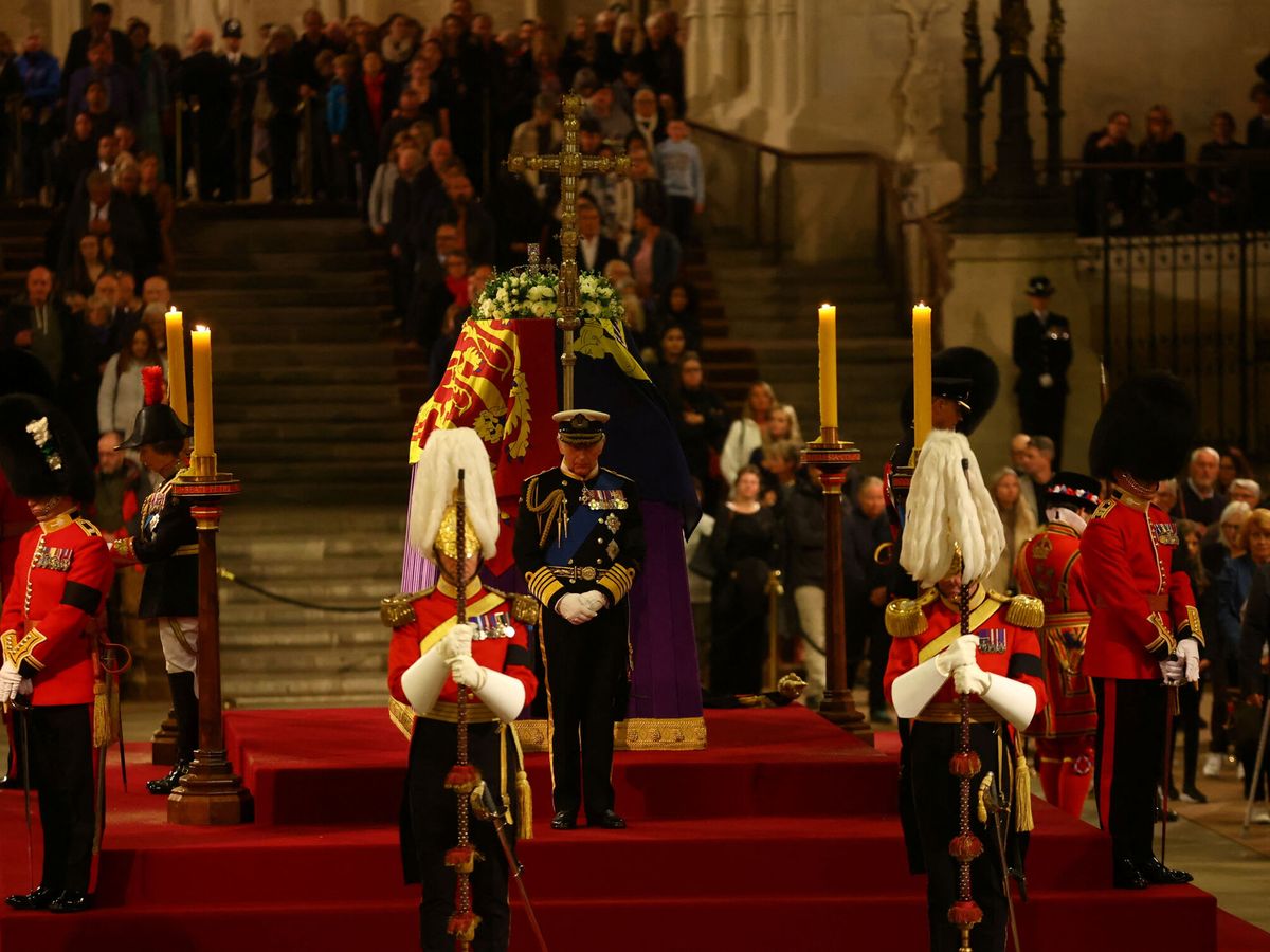 Foto: Los hijos de Isabel II, en la vigilia de Westminster. (Reuters/Pool/Hannah Mckay)