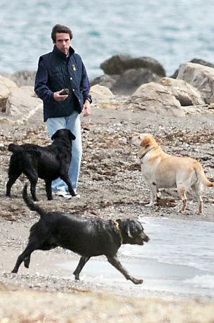 José María Aznar jugando con sus perros por las playas de Guadalmina (I.C.)