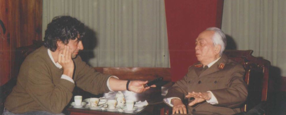 Germán Sánchez durante la entrevista con el general Giap (José Navarro).