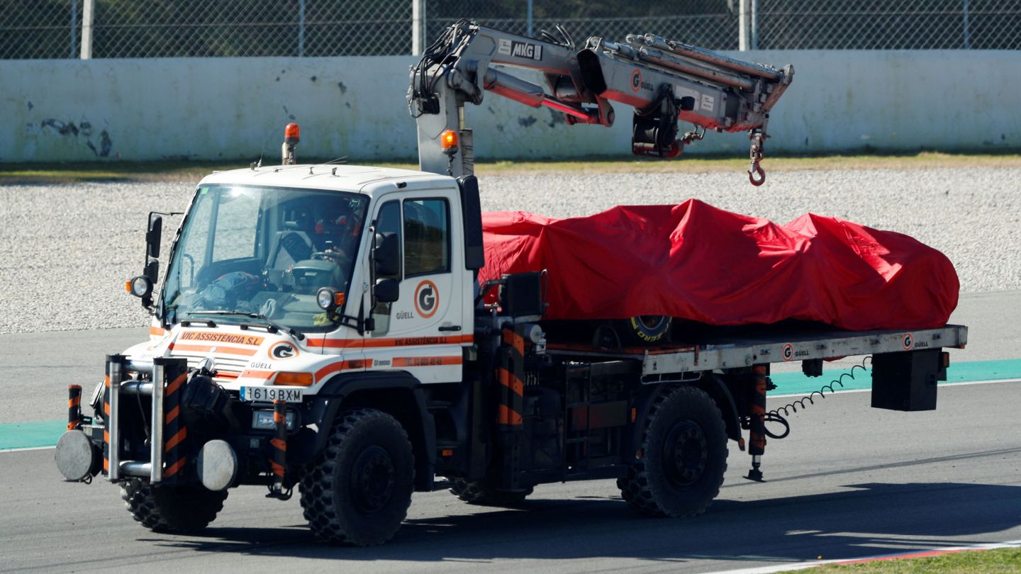 Así se llevaron el Ferrari de Vettel. (Reuters)