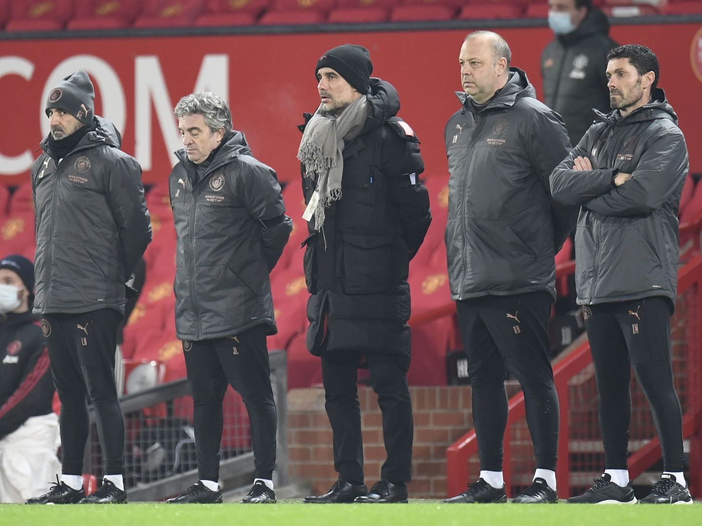 Lillo, a la derecha de Guardiola, durante un minuto de silencio en Old Trafford. (REUTERS)