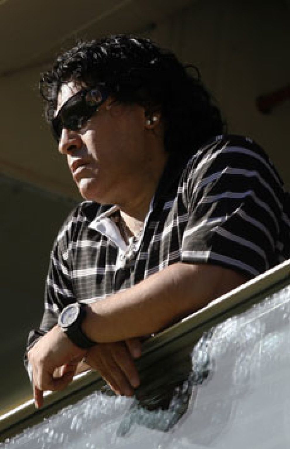 Foto: Operan a Maradona tras ser mordido en la cara por uno de sus perros