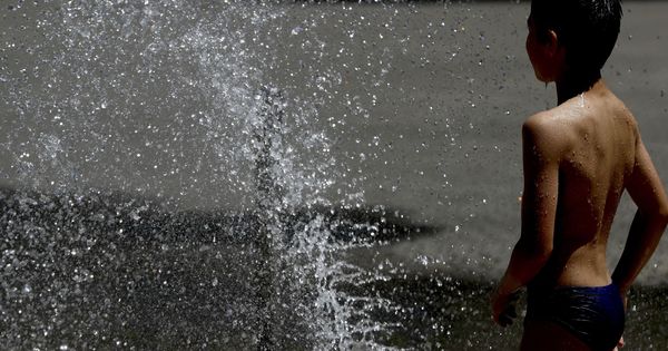 Foto: Un niño se refresca este miércoles en Bilbao ante la ola de calor. (EFE)