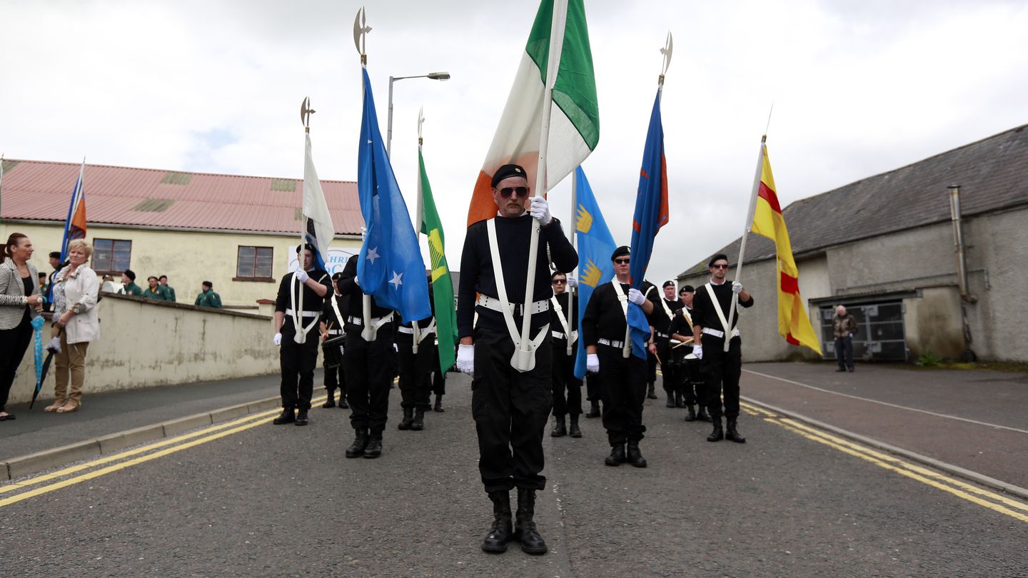 Un desfile republicano en honor de los miembros muertos del IRA en Castlederg (Reuters).