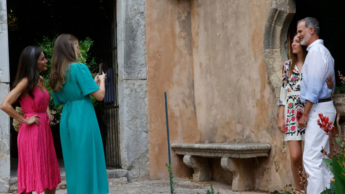 Leonor, fotografiando al rey Felipe y la infanta Sofía, este verano en Mallorca. (Casa de S. M. el Rey)