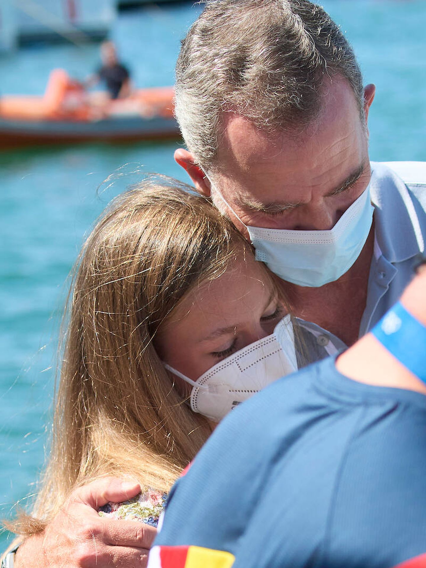 Leonor abraza a su padre antes de zarpar en el Aifos. (Limited Pictures)