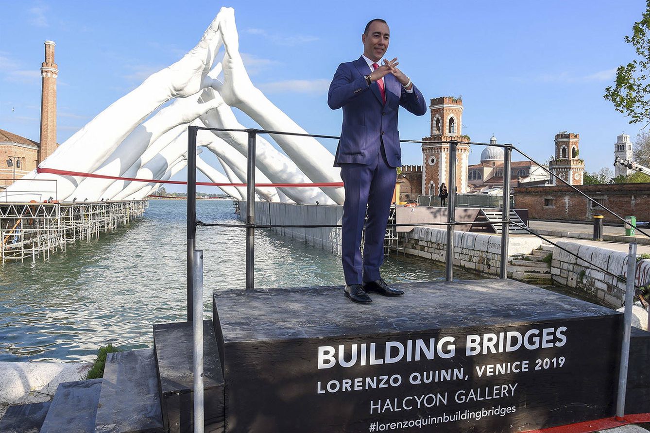 Lorenzo Quinn en la inauguración de su puente para la Bienal de Venecia.