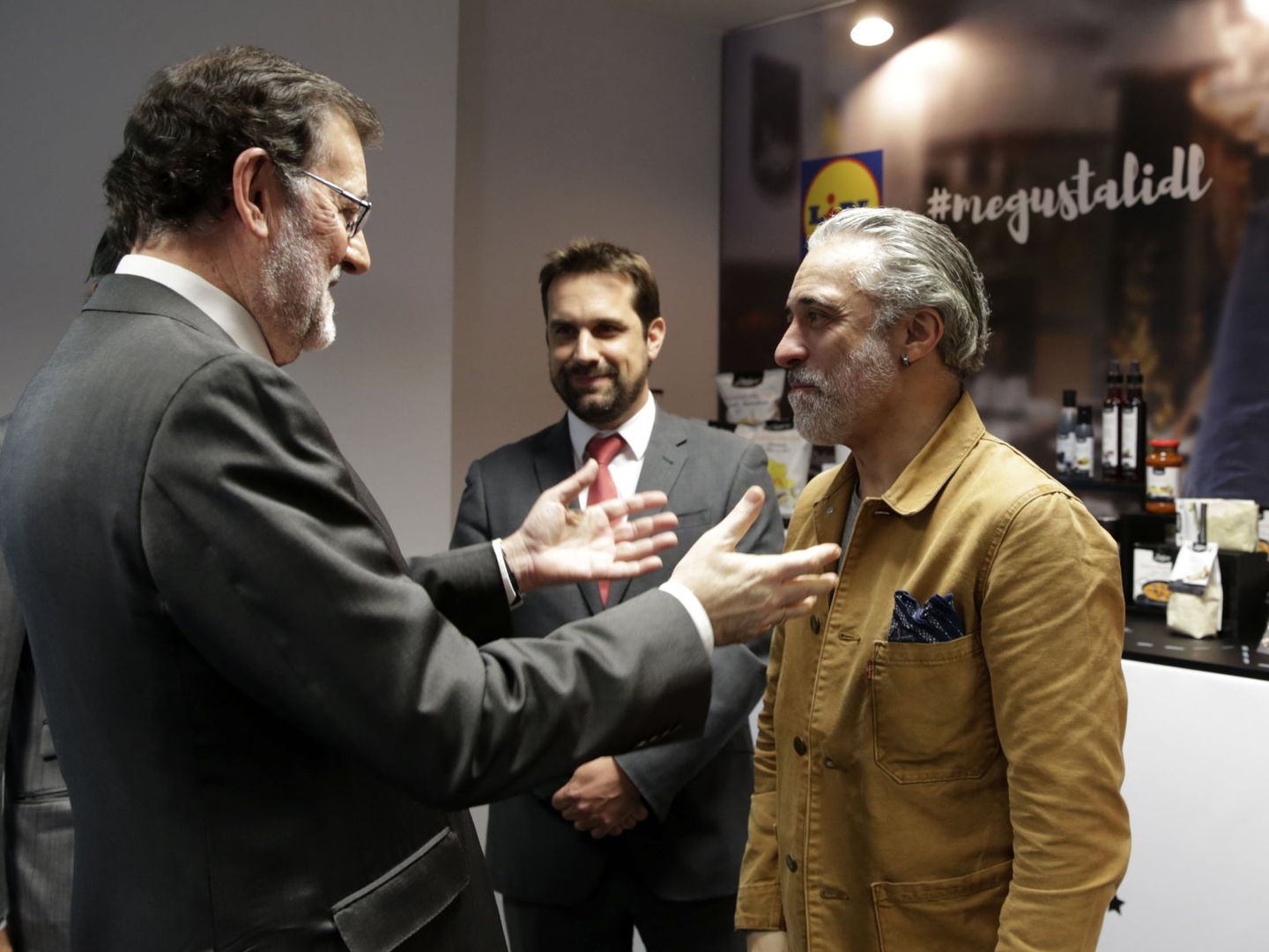 El expresidente Mariano Rajoy charla con el chef Sergi Arola. (EFE)