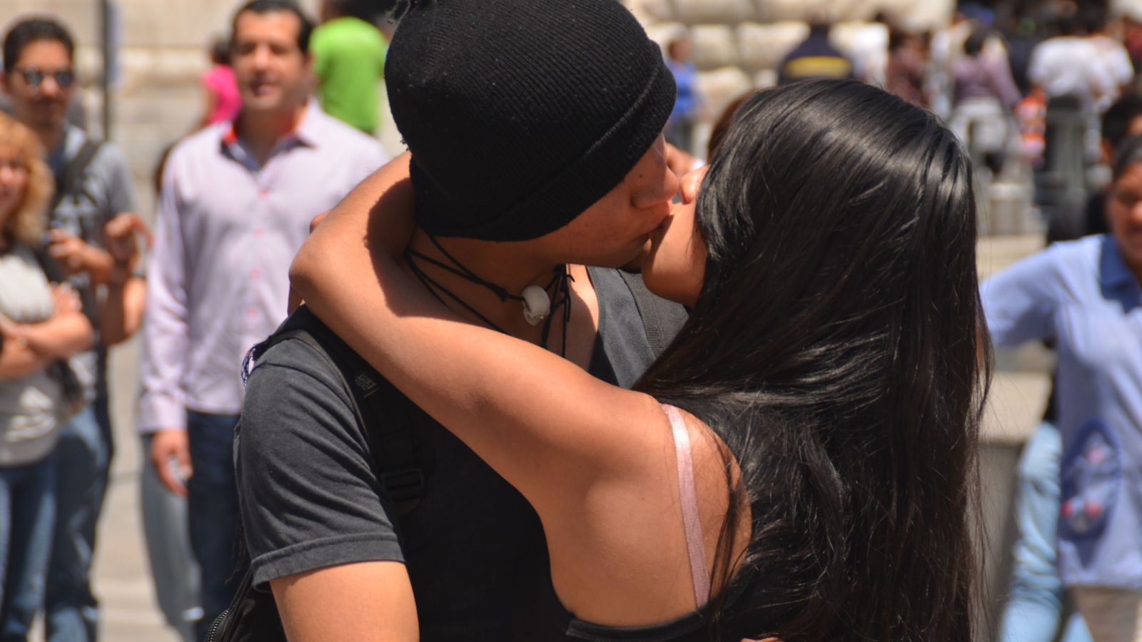 Foto: Dos jóvenes dándose un beso en México (Foto de Archivo - EFE)