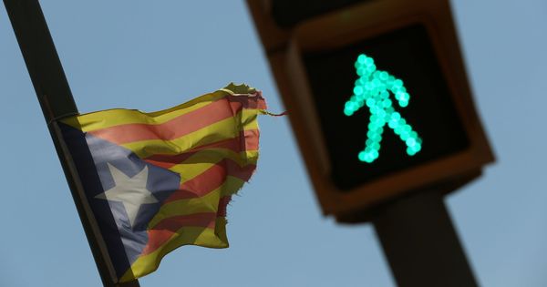 Foto: Una estelada ondea junto a una estelada en Alella, Barcelona. (Reuters)