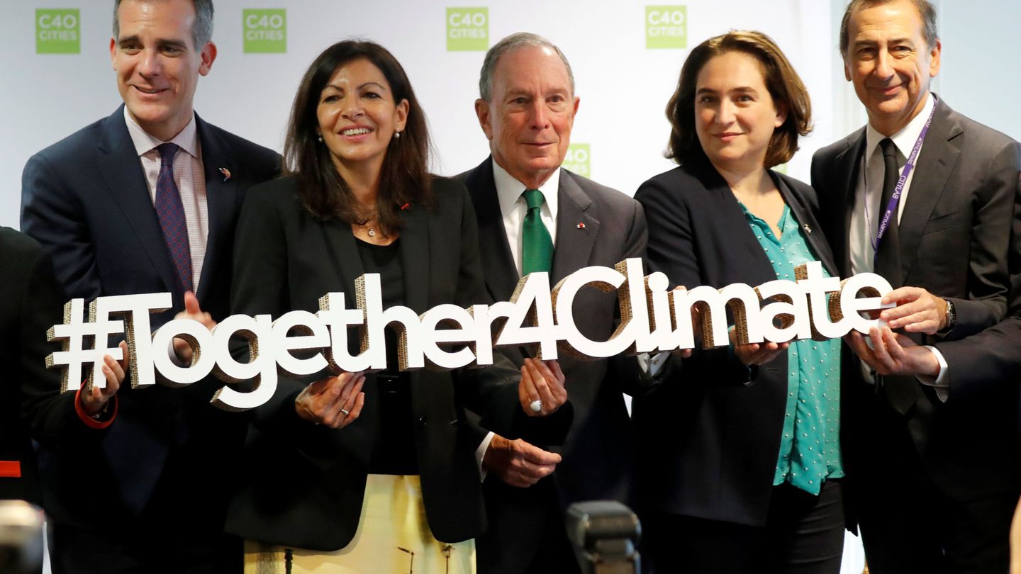 Michael Bloomberg, en el centro, acompañado por Eric Garcetti, Anne Hidalgo, Ada Colau y Giuseppe Sala en una de las cubres de C40 Cities (Reuters)