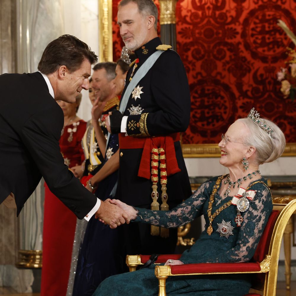 El exfutbolista Michael Laudrup saluda a la reina Margarita de Dinamarca a su llegada a la cena de gala ofrecida a los reyes Felipe y Letizia en el palacio de Christiansborg. (EFE/Juanjo Martín) 