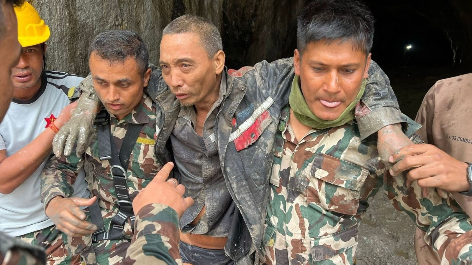 Un trabajador chino y una mujer de 64 años, rescatados con vida en Nepal 11 días después de la riada