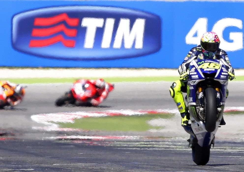 Foto: Rossi levanta la moto para celebrar su triunfo.