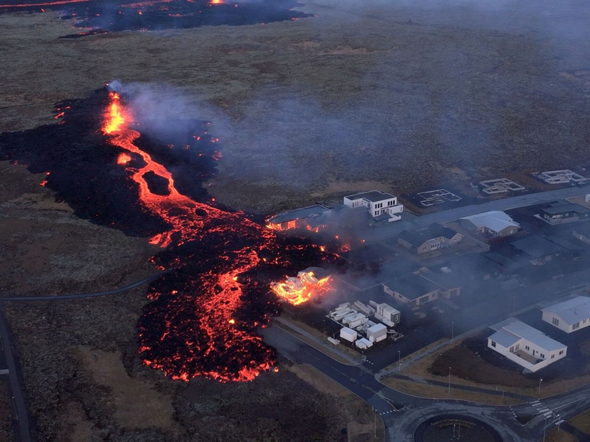 Foto: La lava fluye en la ciudad de Grindavik. (Reuters)