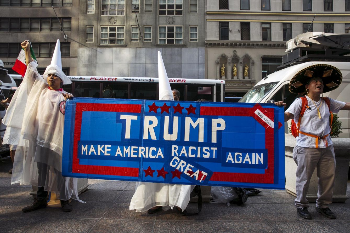 Manifestantes protestan contra la candidatura de Trump a las puertas de la Torre Trump, en Nueva York, el 3 de septiembre de 2015 (Reuters). 