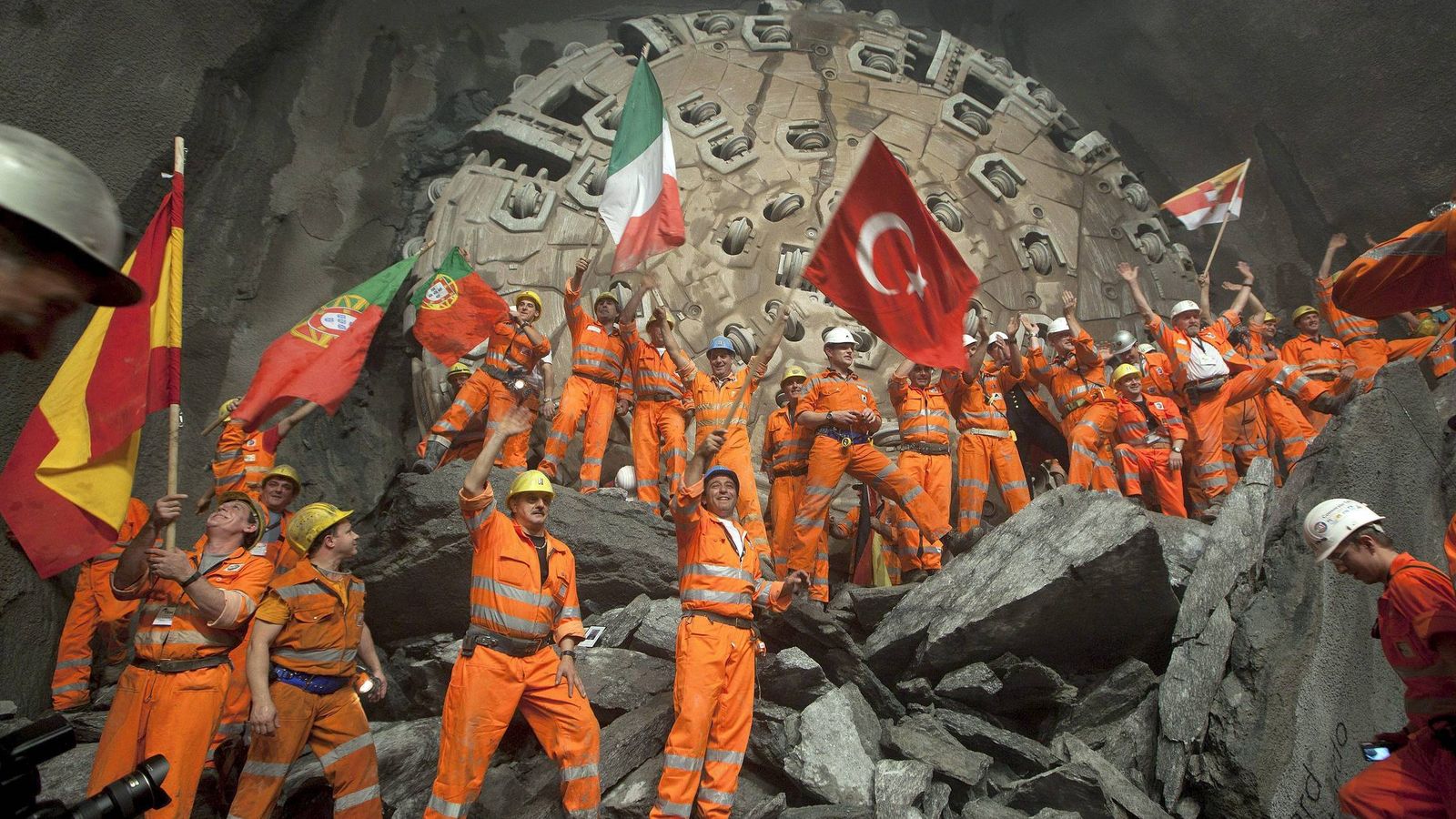 Foto: Varios mineros celebran el final de la perforación en el túnel suizo de San Gotardo, el 15 de octubre de 2010 (EFE)