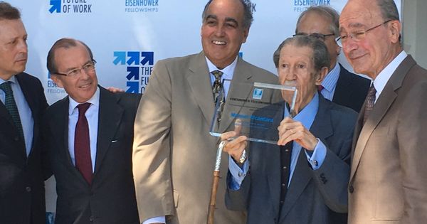 Foto: Manuel Alcántara recoge el Premio de la Fundación Eisenhower, junto a miembros de la fundación y el alcalde de Málaga. (Agustín Rivera)