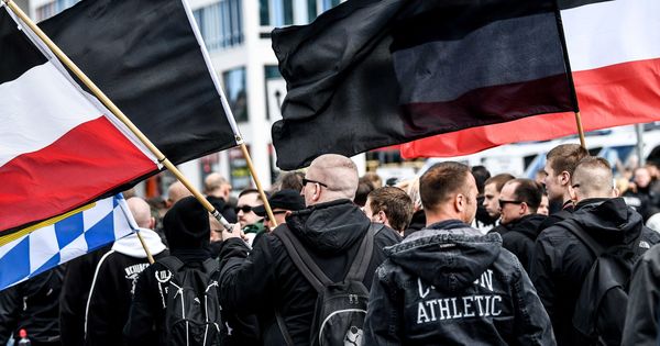 Foto: Manifestantes ultraderechistas participan en una protesta en Chemnitz. (EFE)