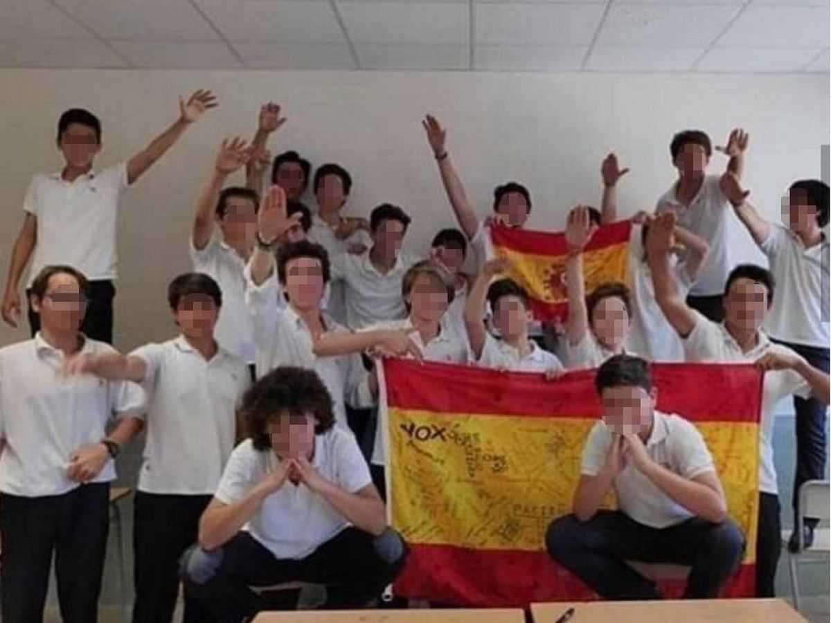 Foto: La polémica foto de unos alumnos mallorquines que circuló en 2019. (Cedida)
