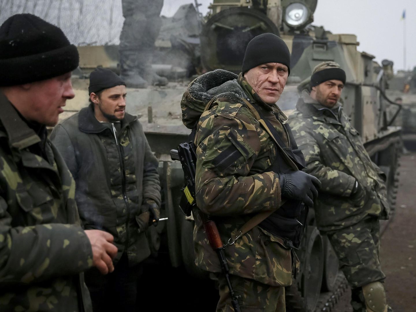 El ejército regular ucraniano, ayer tarde en las cercanías de Debaltseve. (Reuters)