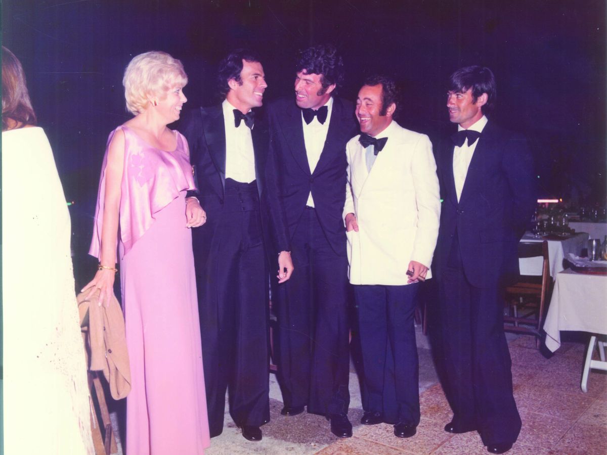 Foto: Julio Iglesias, uno de los socios fundadores, con Valentín Barrios y otros amigos en el Club La Moraleja, en 1976. (Cortesía)