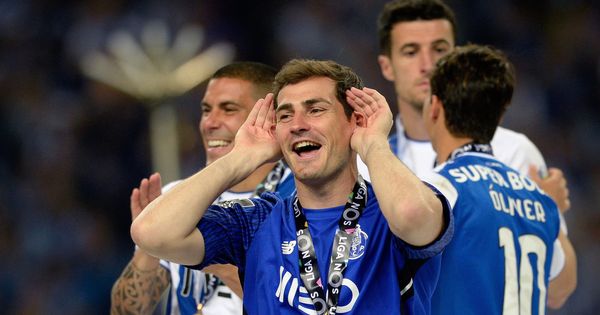 Foto: Iker Casillas, sonriente, en la fiesta de celebración del título de Liga del Oporto ante los aficionados que le aclaman. (EFE)