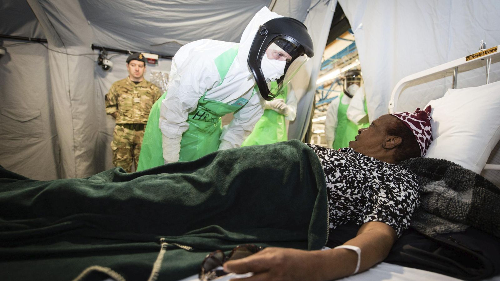 Foto: Un médico británico trata a una paciente infectada por el virus del ébola en Sierra Leona. (Efe) 