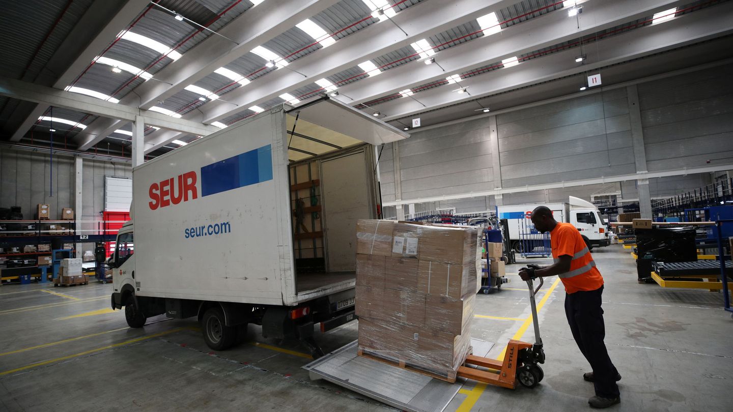 A man unloads boxes from a truck in the logistics center of the transport company SEUR at Zona Franca in Barcelona, Spain June 1, 2018. REUTERS Albert Gea