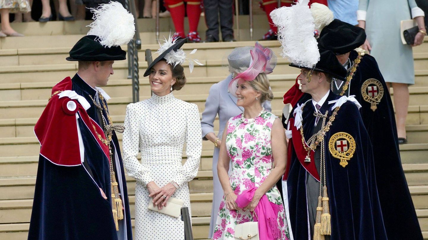 Los príncipes de Gales, junto a los duques de Edimburgo a la salida del servicio religioso. (Reuters)