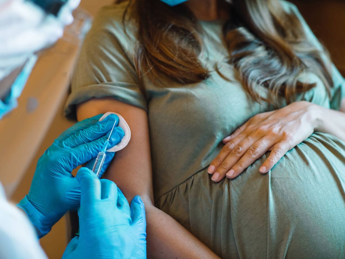Foto: Una embarazada poniéndose una vacuna (Foto: iStock)