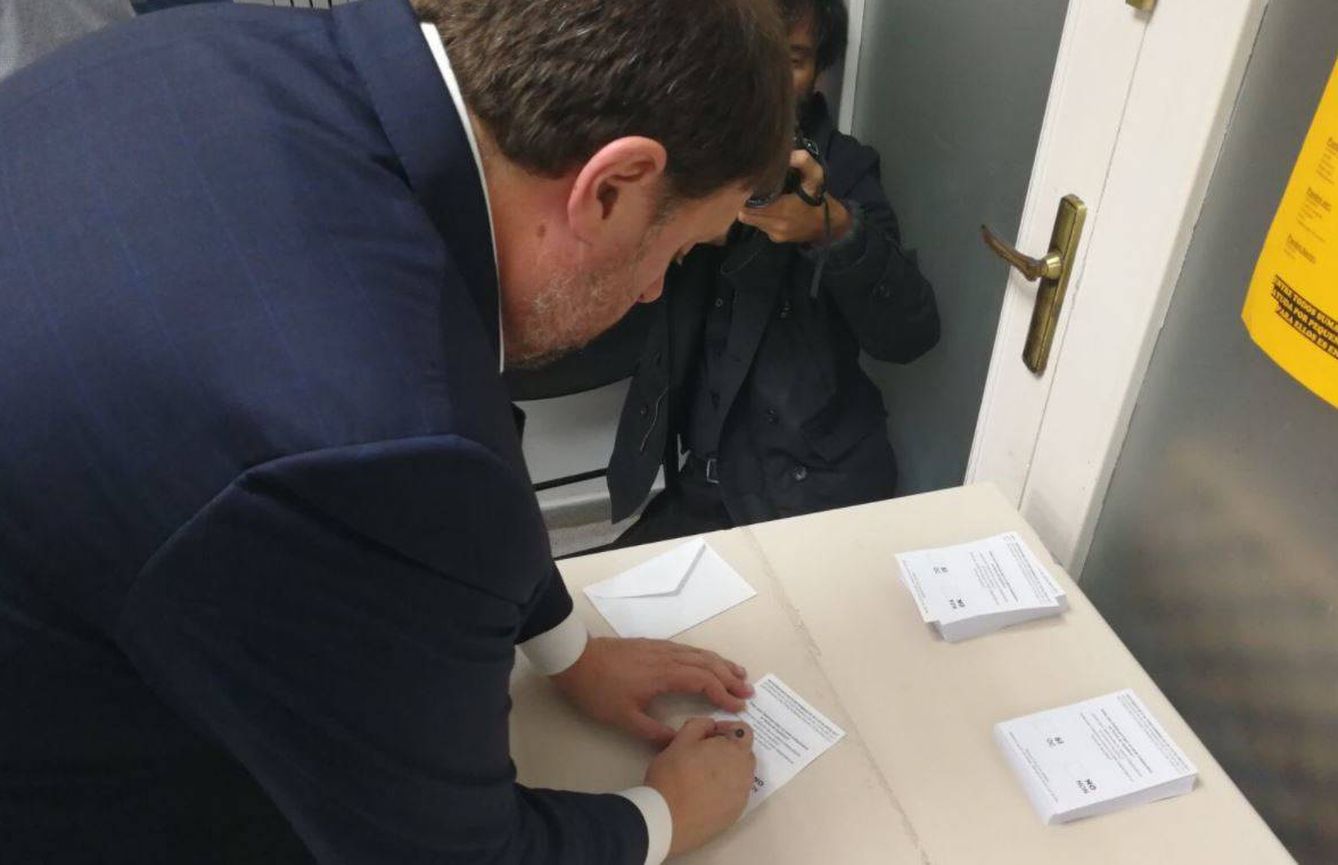 Oriol Junqueras vota 'sí' en una papeleta. Los votos se recogen de forma manual. (ERC)