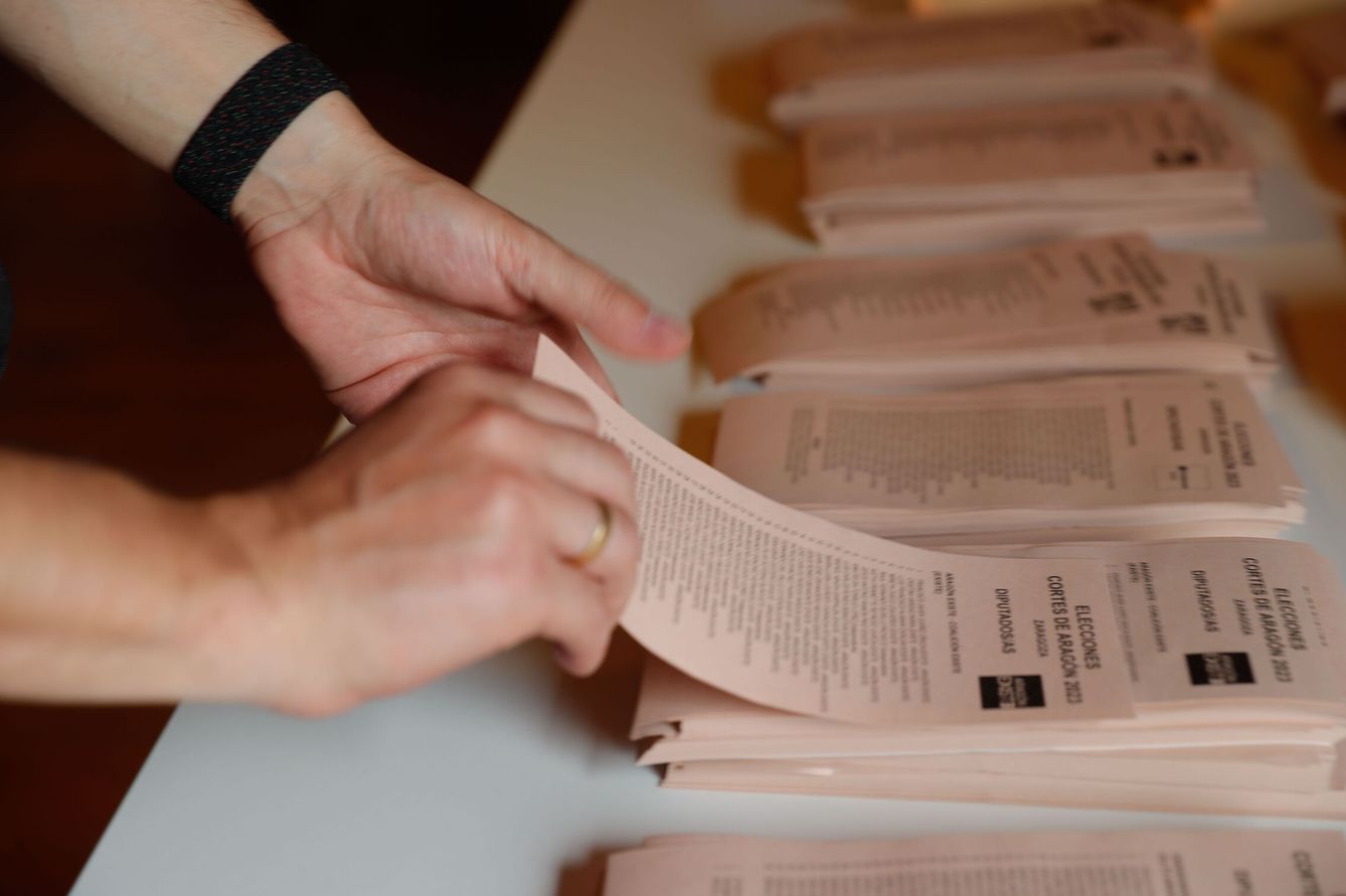 Un votante escoge una papeleta electoral en un colegio electoral durante los comicios de este 28M. (EFE/Javier Cebollada) 