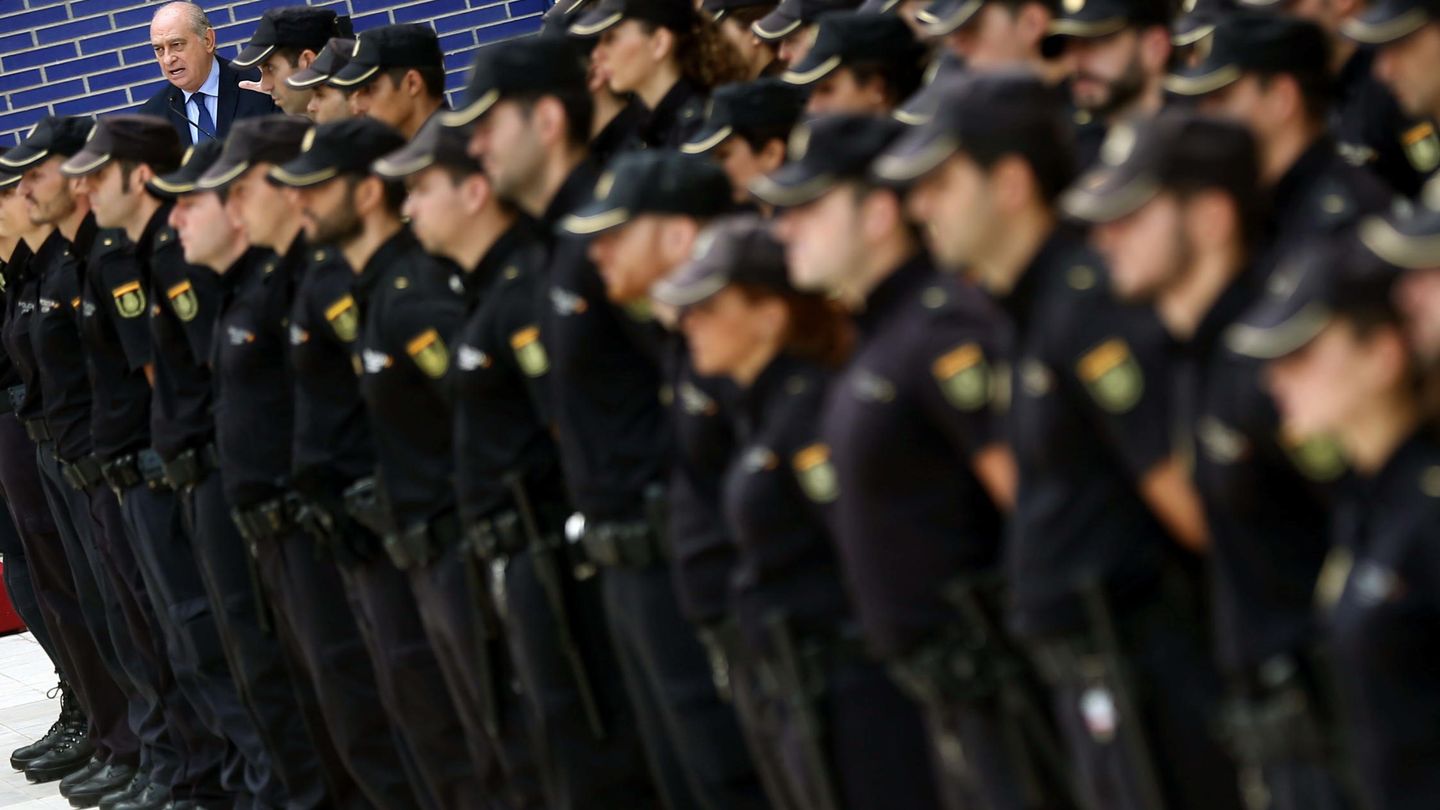 El ministro del Interior junto a 140 nuevos policías en Cataluña. (EFE)