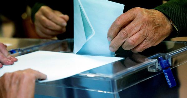 Foto: Un ciudadano deposita su voto en las elecciones del 26-M (Efe)