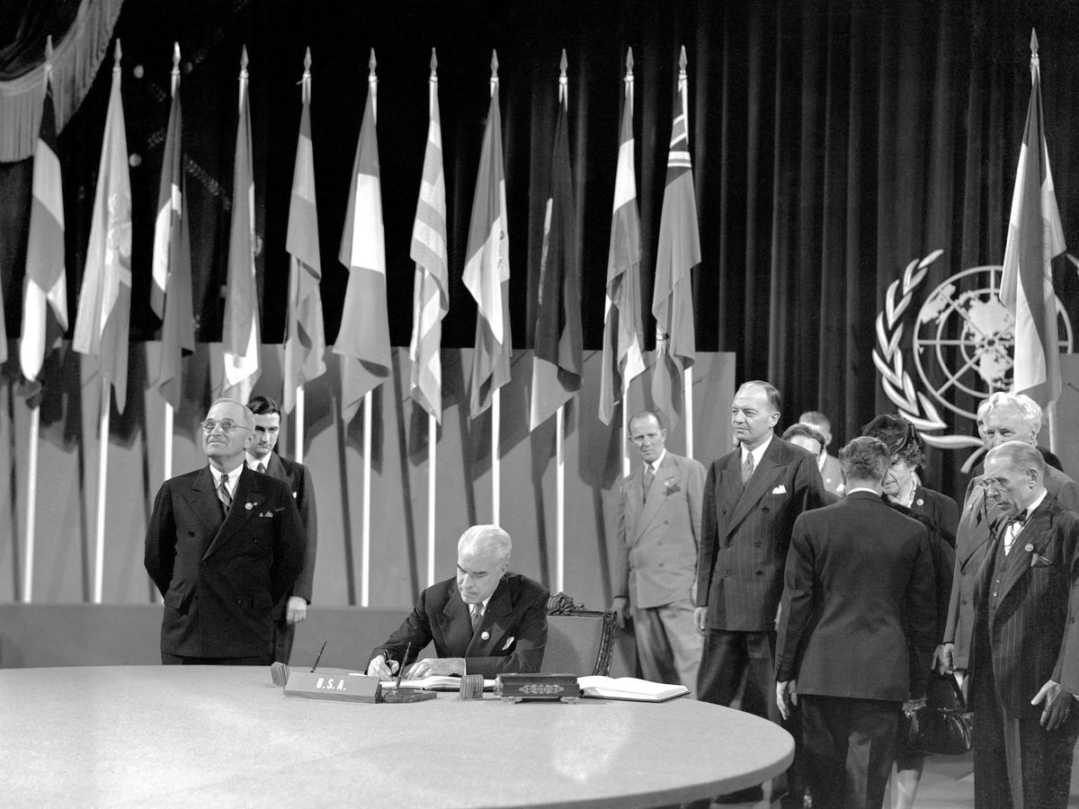 Foto: Fotografía cedida por la ONU donde aparece el secretario de Estado de los Estados Unidos Edward R. Stettinius Jr mientras firma la Carta de las Naciones Unidas junto al presidente Harry S. Truman (i). (EFE)