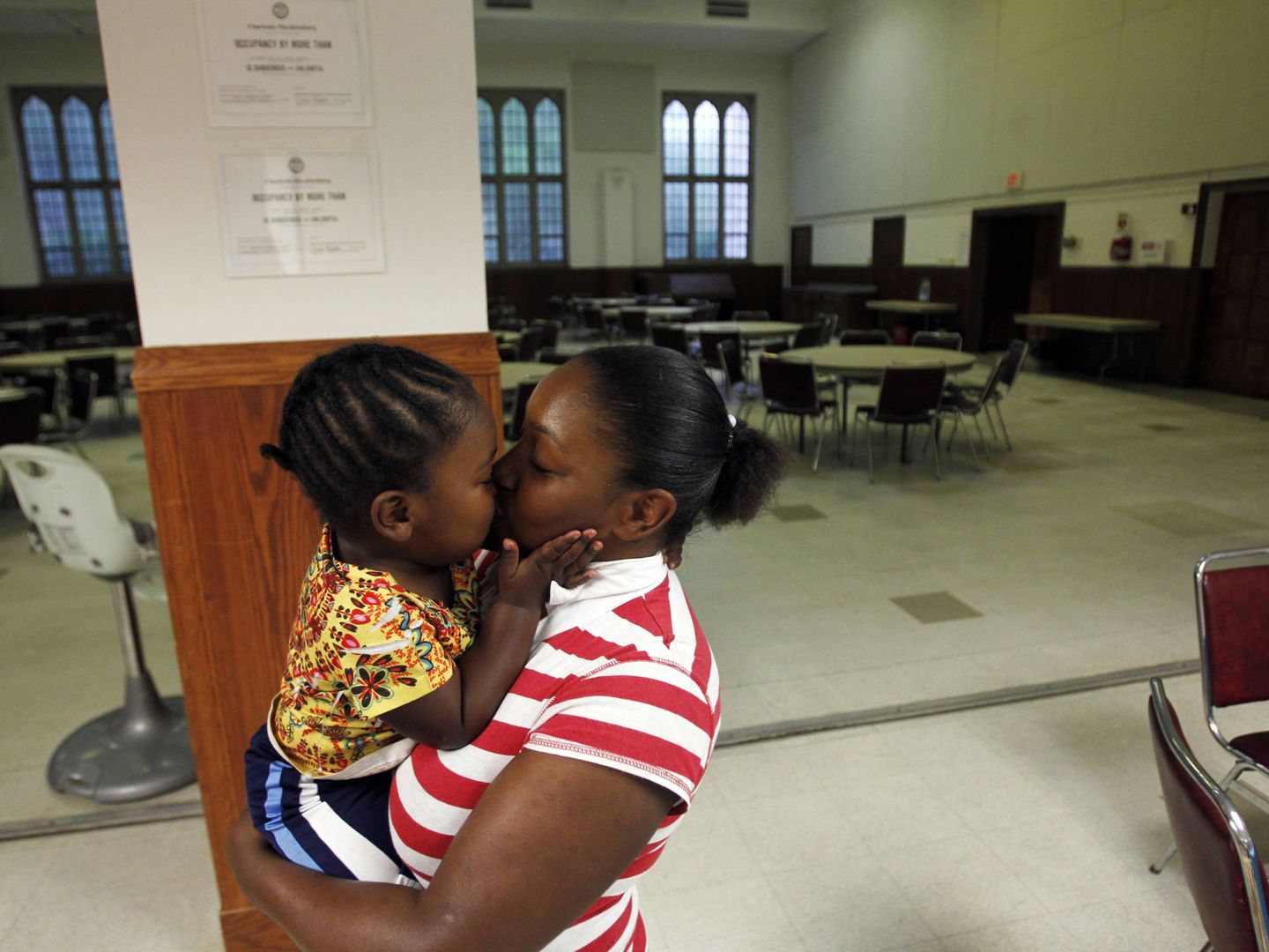 Lakia Ramsey besa su hija Arian en una iglesia presbiteriana de Charlotte. (Reuters)