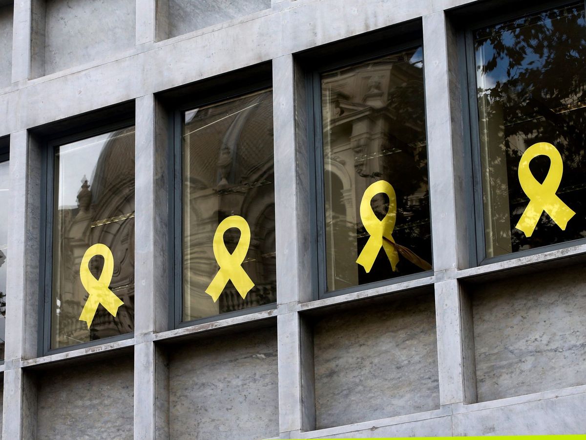 Foto: Lazos amarillos de edificios públicos de Cataluña. (EFE) 