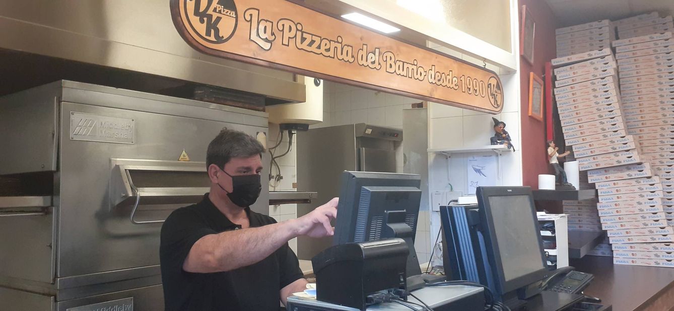 Javier lleva más de 30 años haciendo pizzas en Vallecas. (R.R.B.)