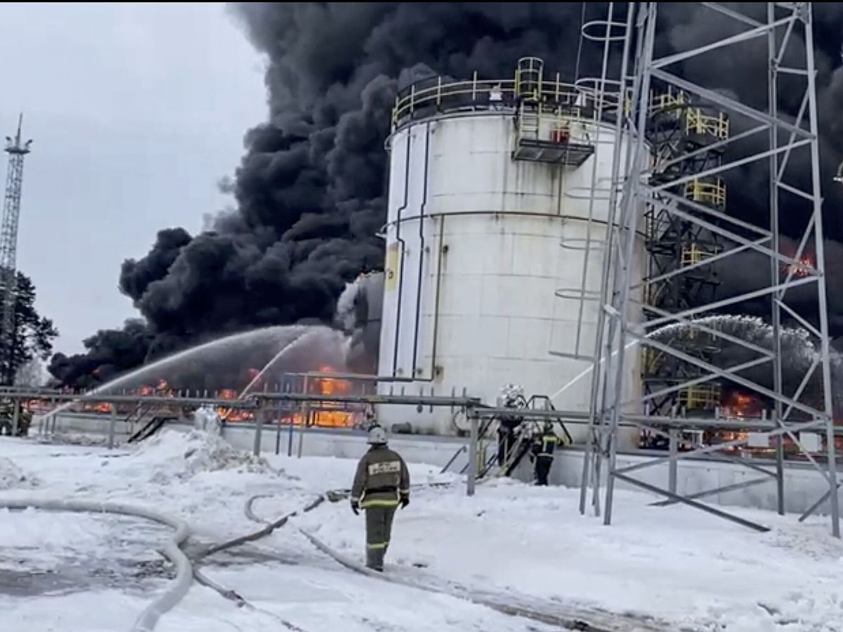 Foto: Bomberos extinguen el fuego tras la explosión de una instalación de petróleo en Bryansk por un ataque ucraniano. (EFE)